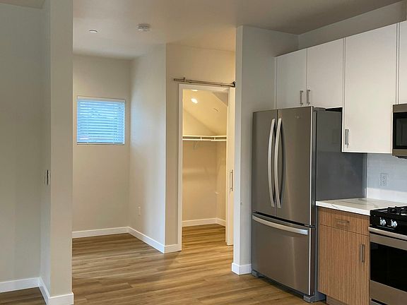 3rd image of 685 Stoneridge Dr Unit A