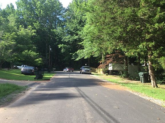 4th image of 520 Charlotte Ln