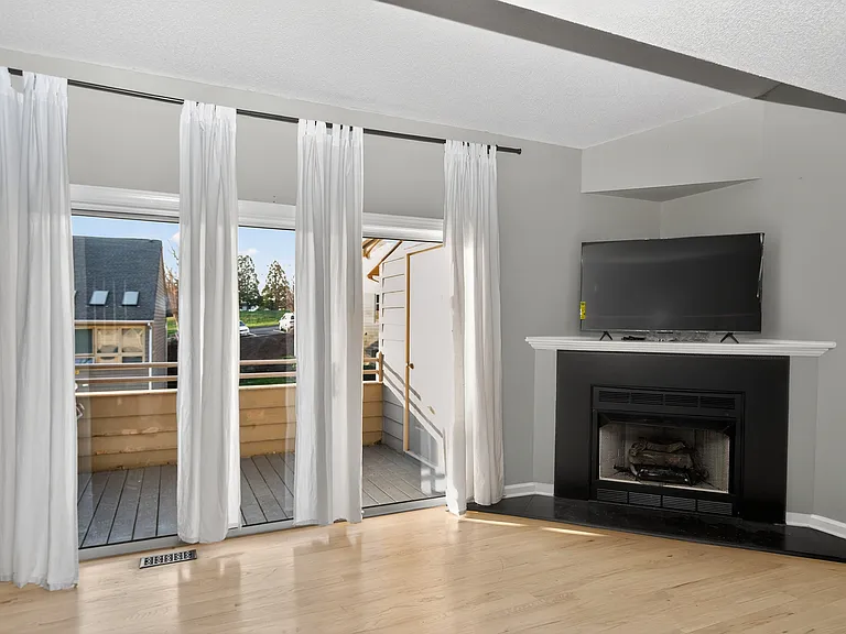 14627 Waterside Dr — Photo 2