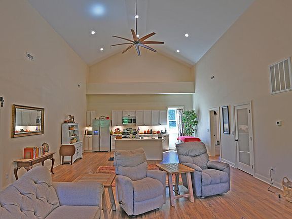 3rd image of 210 Beltline Rd