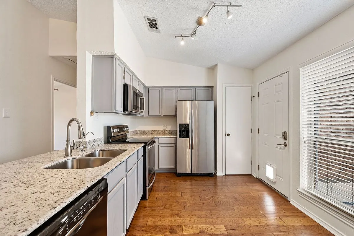 2 bed, 2.0 bath, 1083 sqft, $2,200 — Photo 4