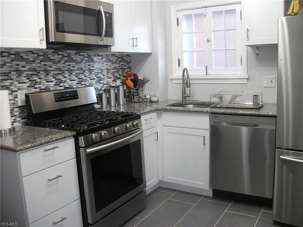 3 bed, 1.5 bath, 1560 sqft, $2,100 — Photo 3