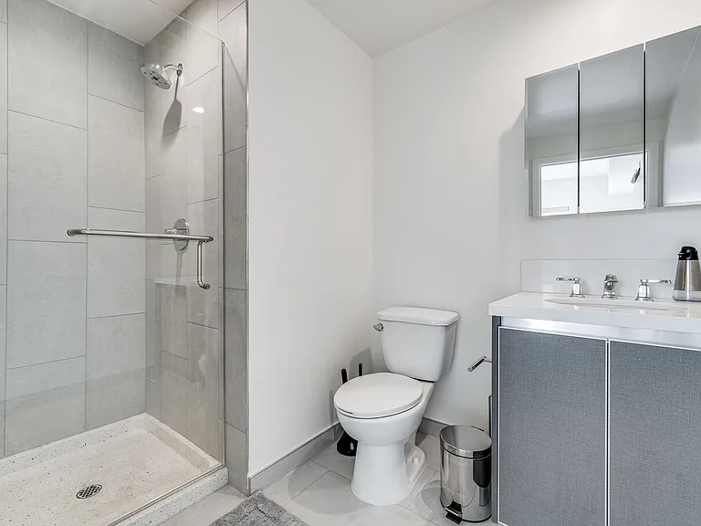 4+4 - Guest Bathroom