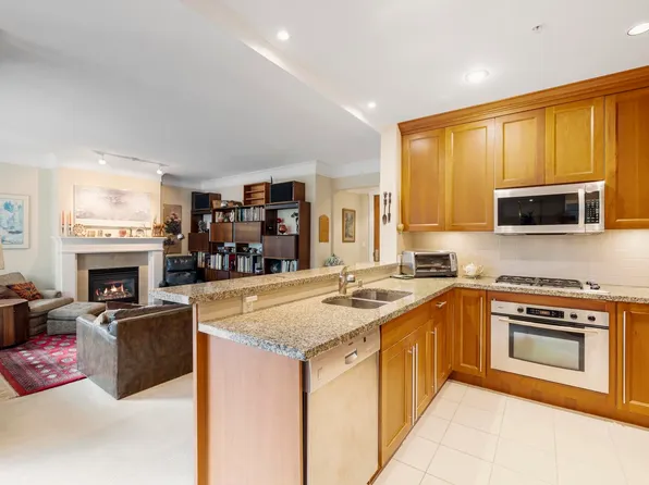 4685 Valley Dr #304, Vancouver, BC V6J 5M2