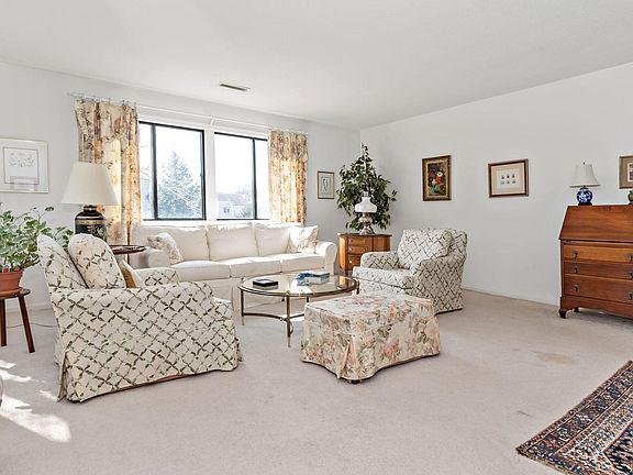 4th image of 26 Rowayton Woods Dr