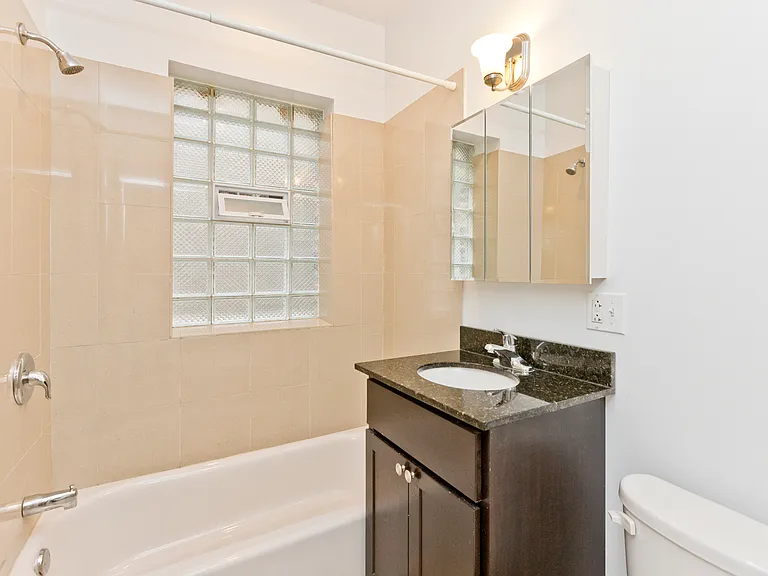 Wolcott Court - 1828 W Lawrence Ave — Photo 8