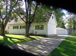 884 Midway Dr, Batavia, IL 60510