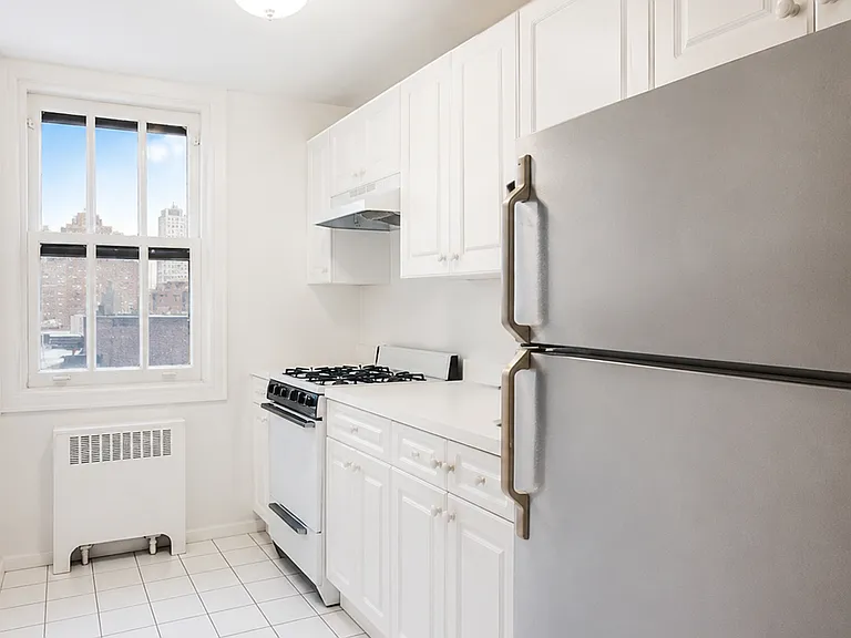 240 E 35th St #8B — Photo 3