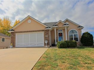 800 SW Shorthorn Dr, Grain Valley, MO 64029