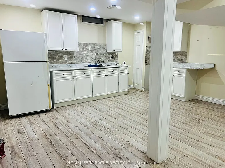 1033 Grandview St N — Photo 11