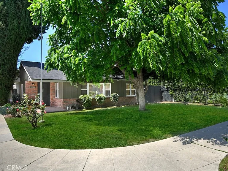 13902 Calvert St — Photo 1