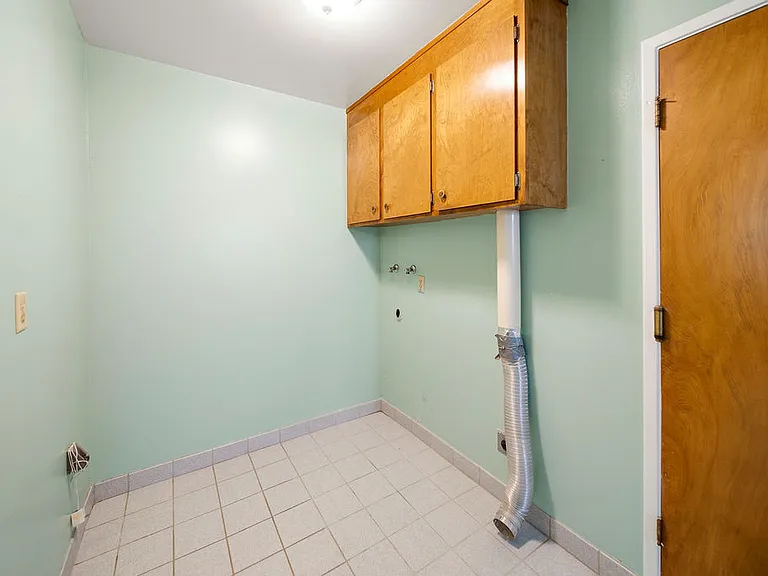 1911 Chateau Ct — Photo 12