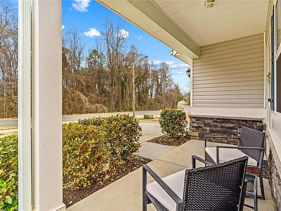 3rd image of 507 Oak Brook Dr