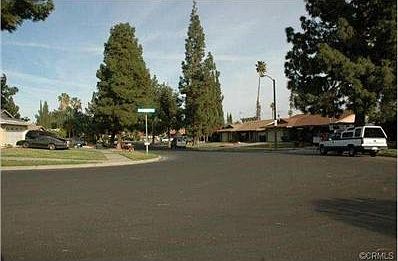 Neighborhood to the right