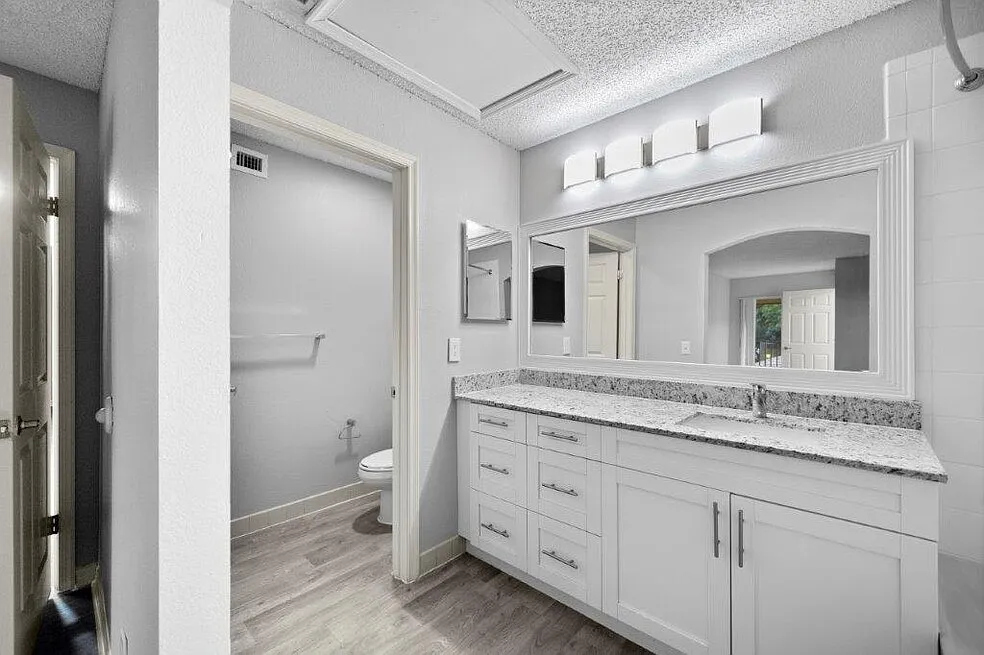 Indian Hills Apartments — Photo 4