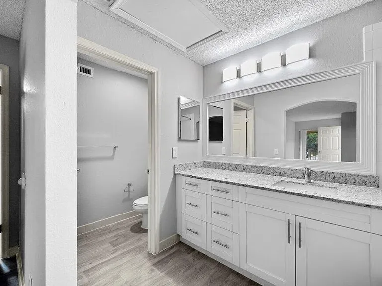 Indian Hills Apartments — Photo 4
