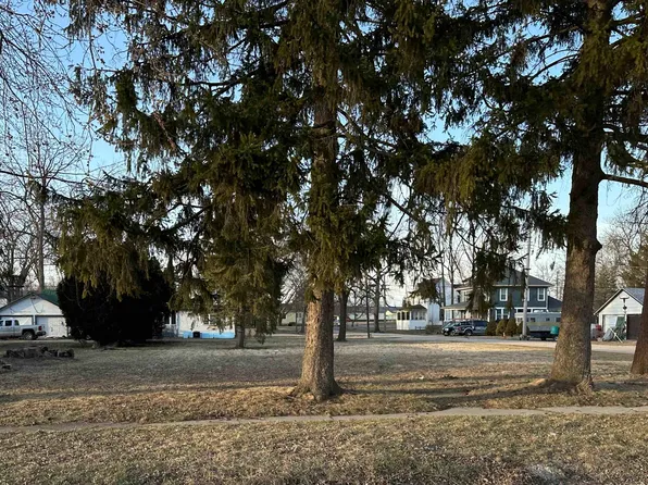 165 E Main St, Capron, IL 61012