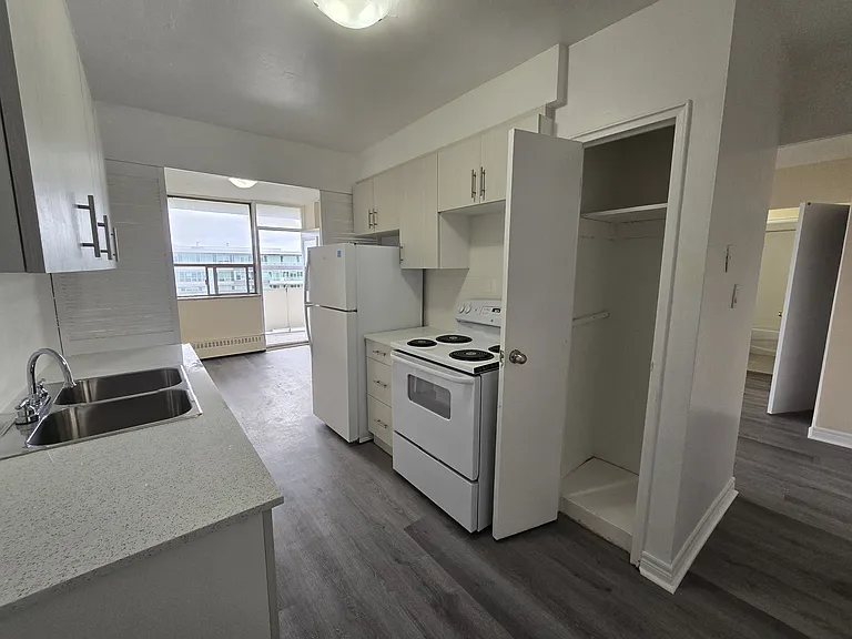 5950 Bathurst St #709 — Photo 14