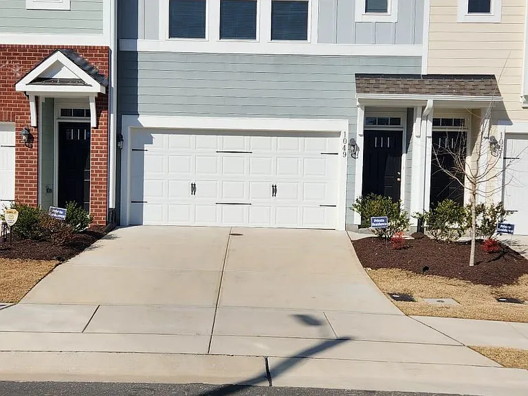 1049 Islip Pl — Photo 2