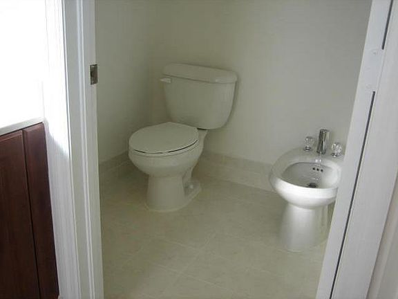 4th image of 1008 NW 102nd Pl