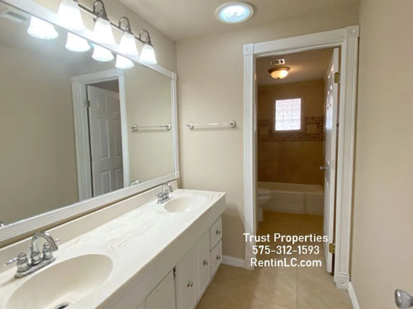 Great 4/2, all tile, close to Shops. Pets welcome — Photo 4