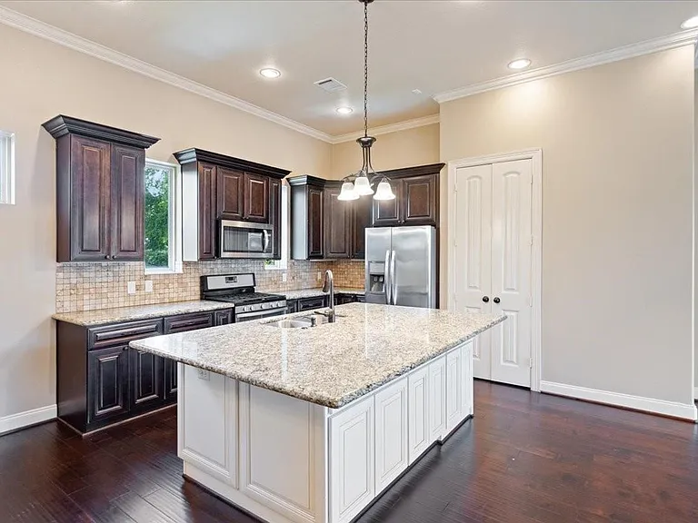 1520 Amundsen St — Photo 11