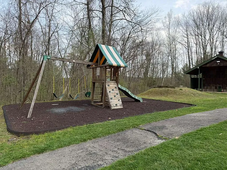 506 Fox Run Ln — Photo 17