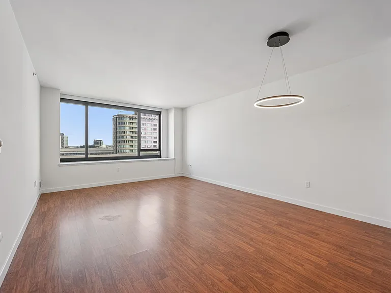 260 King St #1011 — Photo 2