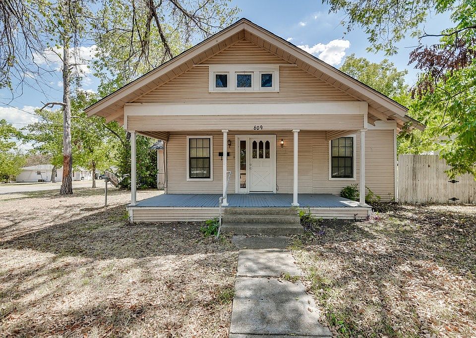 1st image of 609 E Lampasas St