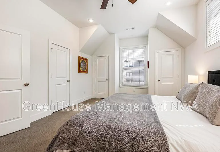 636 SW B St — Photo 29
