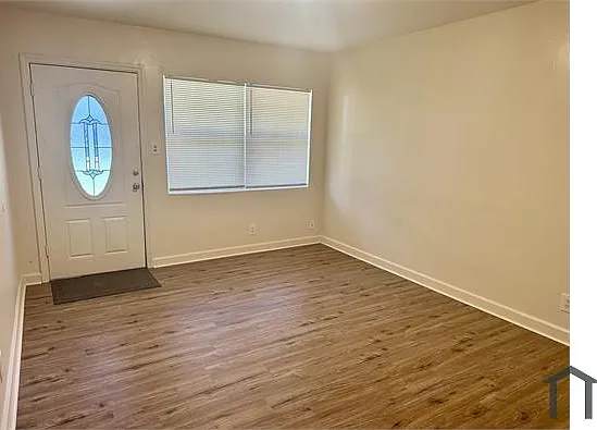 3 bed, 980 sqft, $1,950 — Photo 2
