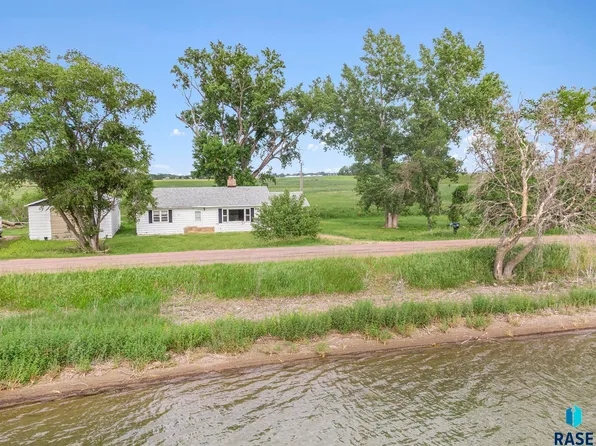 1540 Territorial Rd, Madison, SD 57042