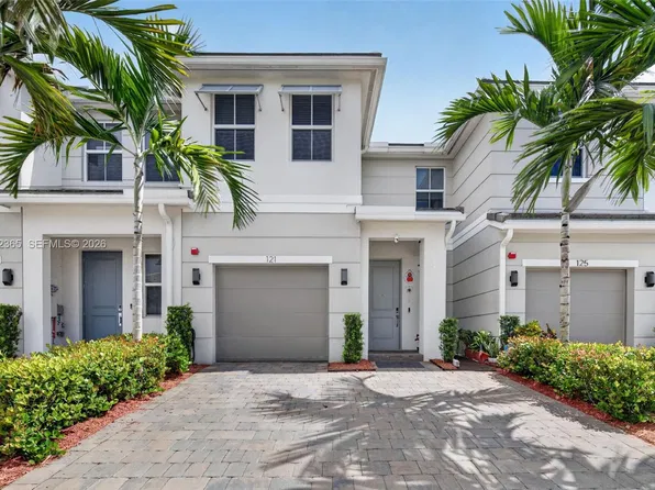 121 SW 170th Ave, Pembroke Pines, FL 33027
