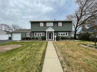 13 Dubois Rd, West Islip, NY 11795