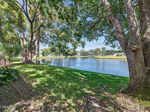 3rd image of 125 Deer Lake Cir