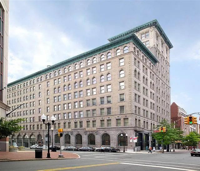 143 E State St — Photo 3