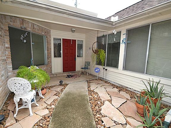 Front courtyard and doorway inviting you inside.