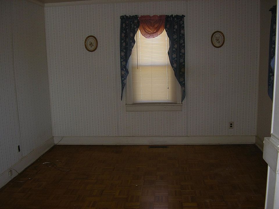 2nd image of 2312 Effingham St