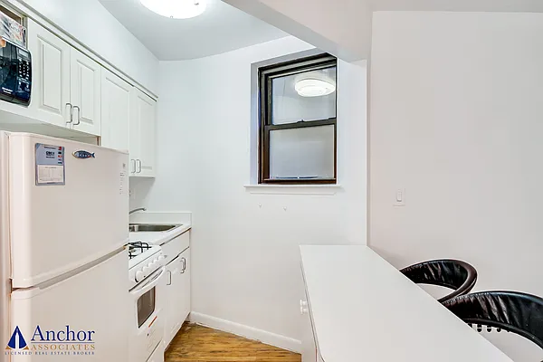 Rented by Anchor Associates | media 23