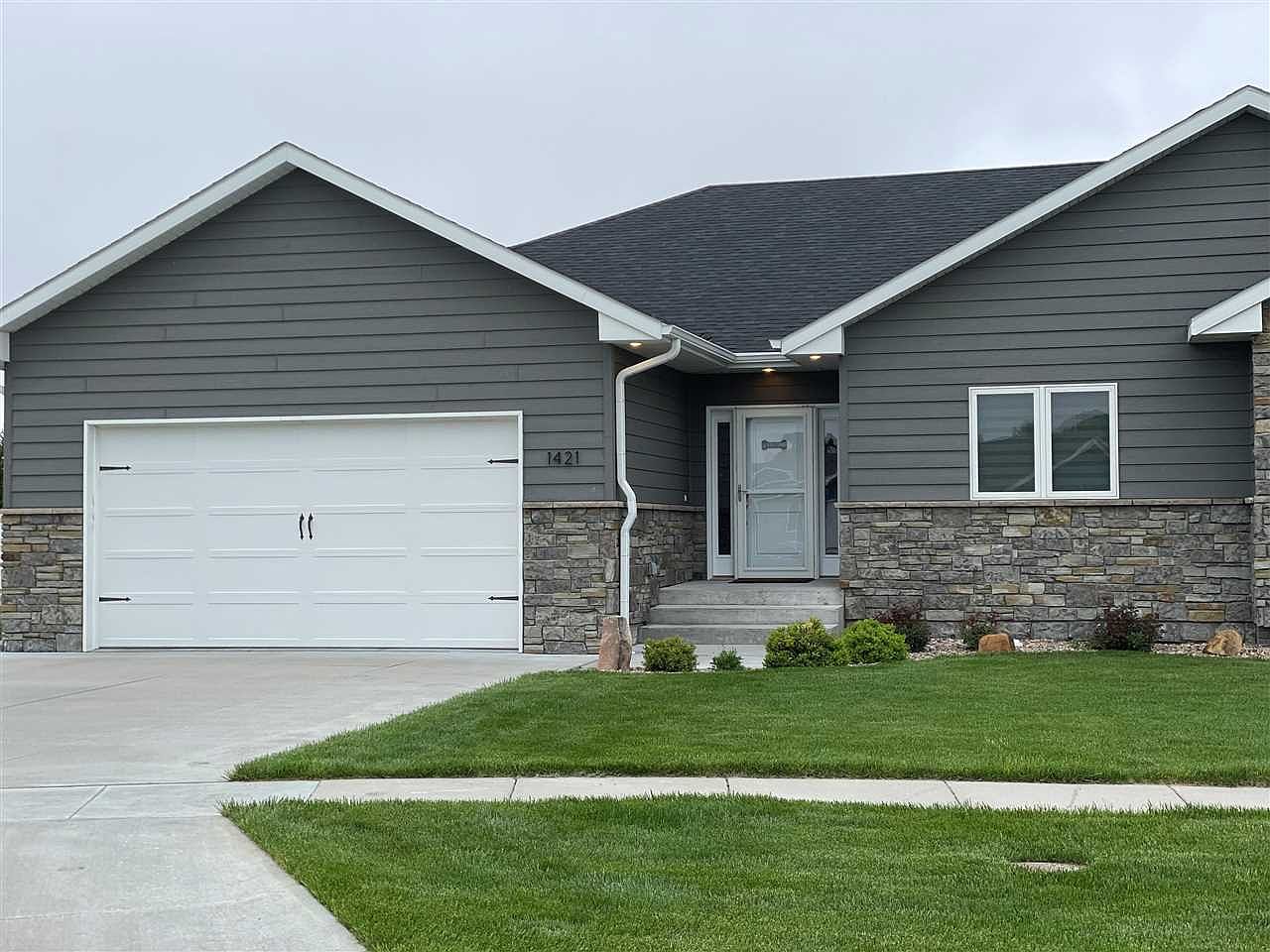 1421 Valerie Cir, Holdrege, NE 68949 Zillow