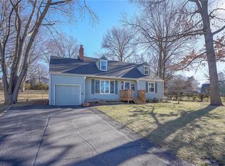 7475 Village Dr, Prairie Village, KS 66208