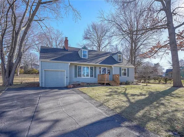 7475 Village Dr, Prairie Village, KS 66208