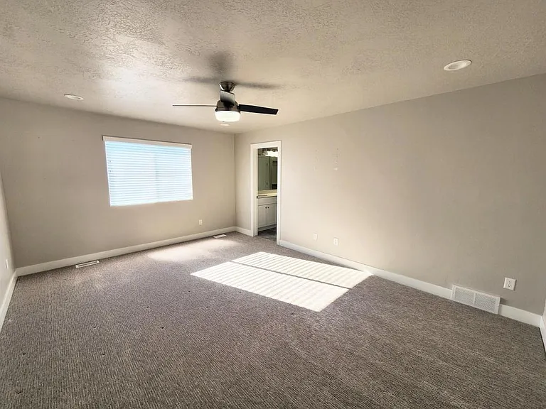 277 E 1500 N — Photo 4