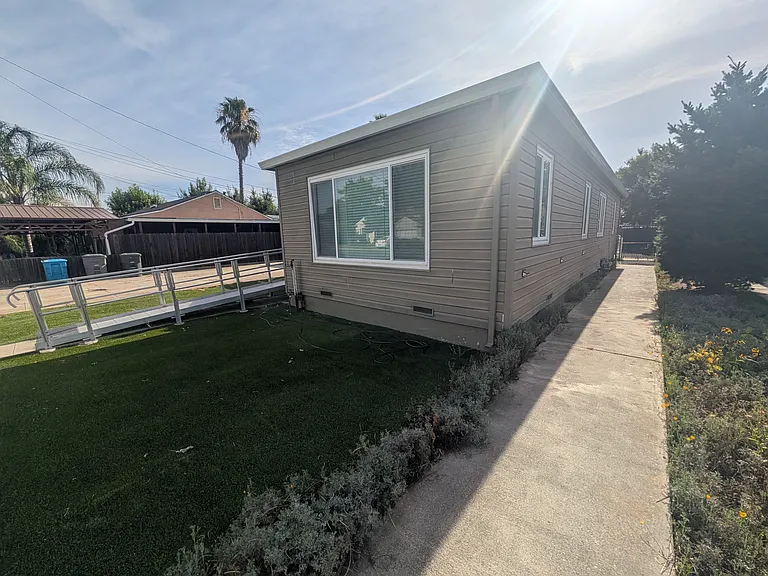 585 Marie Ave — Photo 3