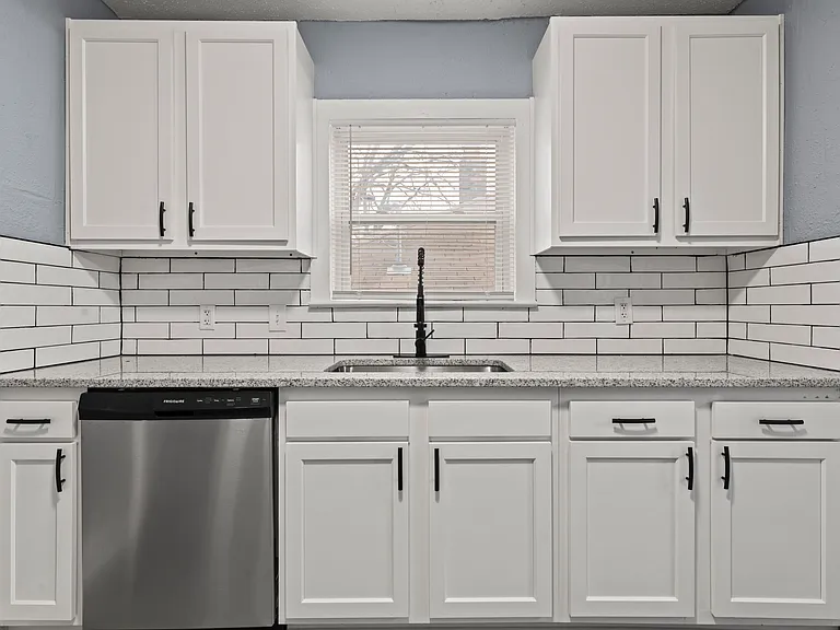 4437 Wayne Ave — Photo 16