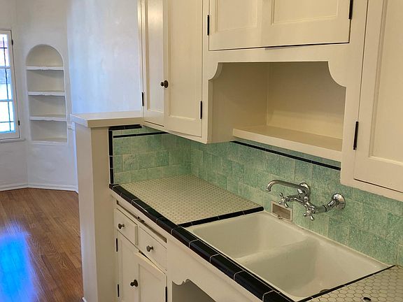 3rd image of 400 N Sycamore Ave #3