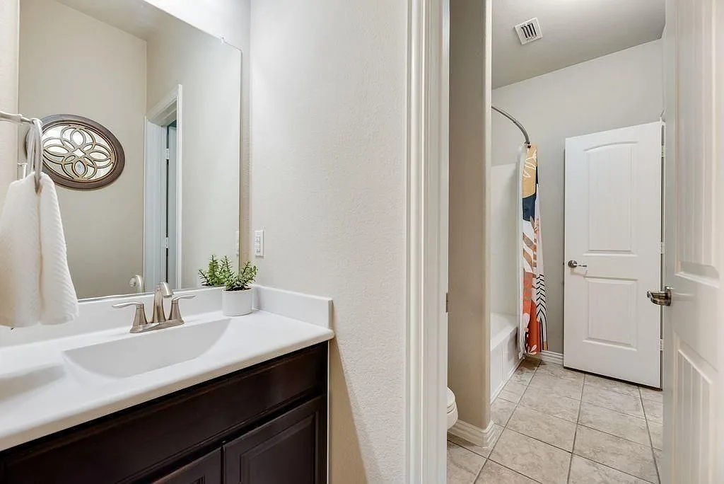 4 bed, 2.0 bath, 2011 sqft, $2,700 — Photo 4