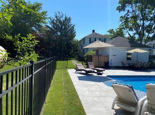 35 Depot Rd, Westhampton Beach, NY 11978