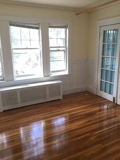 2nd image of 220 Chiswick Rd