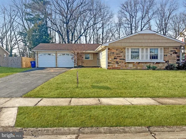 34 E River Dr, Willingboro, NJ 08046